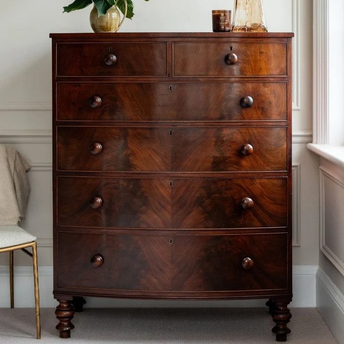 Traditional wooden 5-drawer chest with round knobs and turned wooden feet